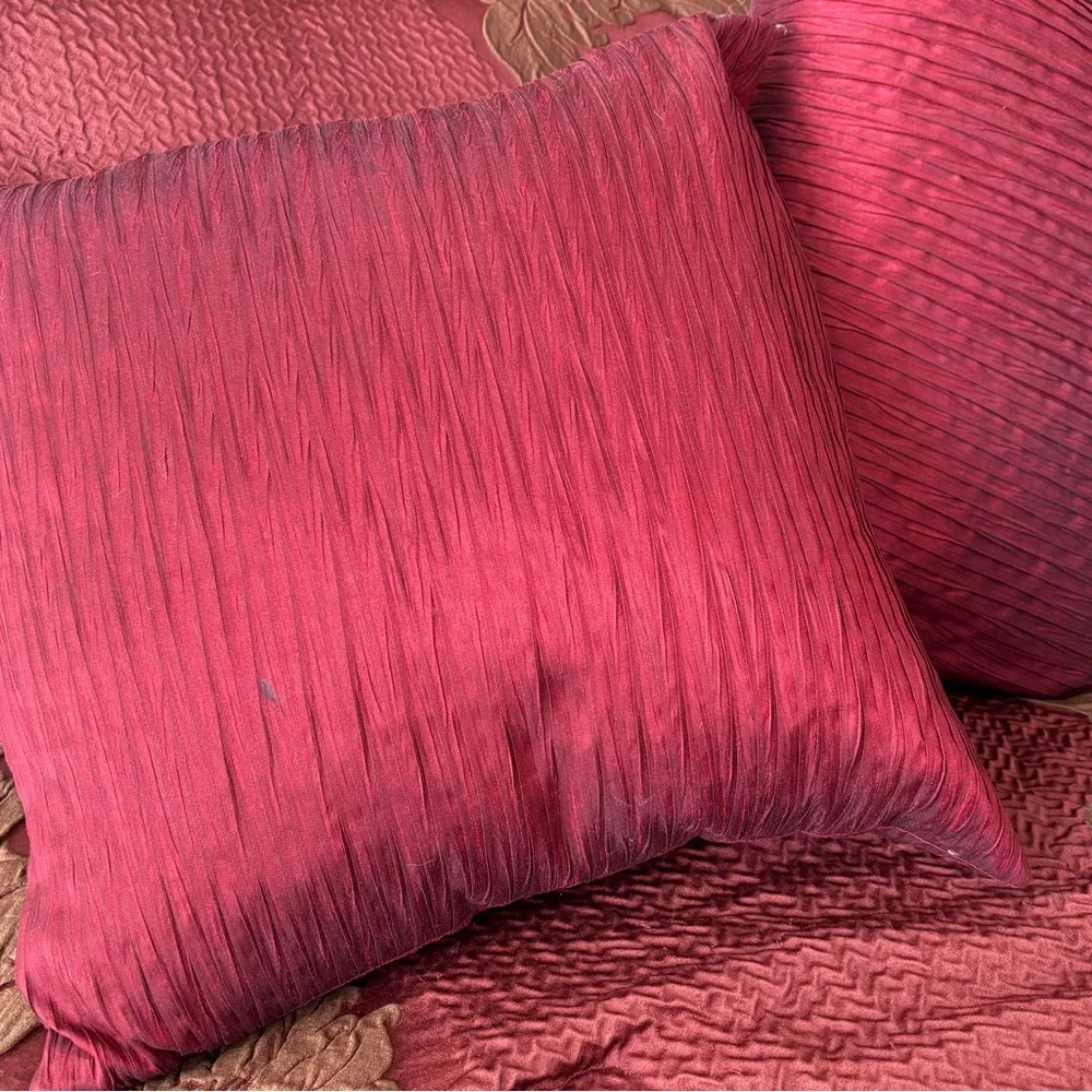 Elegant Burgundy and Gold Bedding Set
